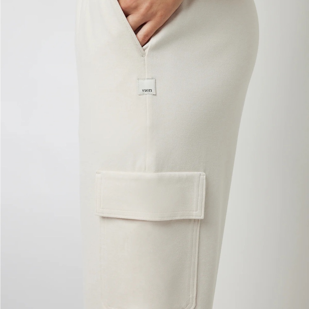 Vuori Women’s Boyfriend Cargo Joggers Milkweed NWT - Picture 4 of 4